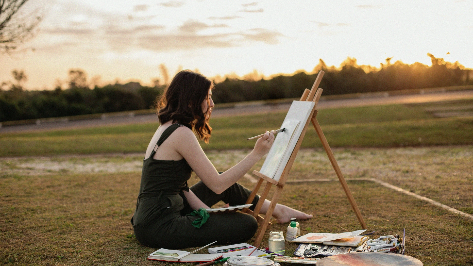 Emily Smith painting in the park
